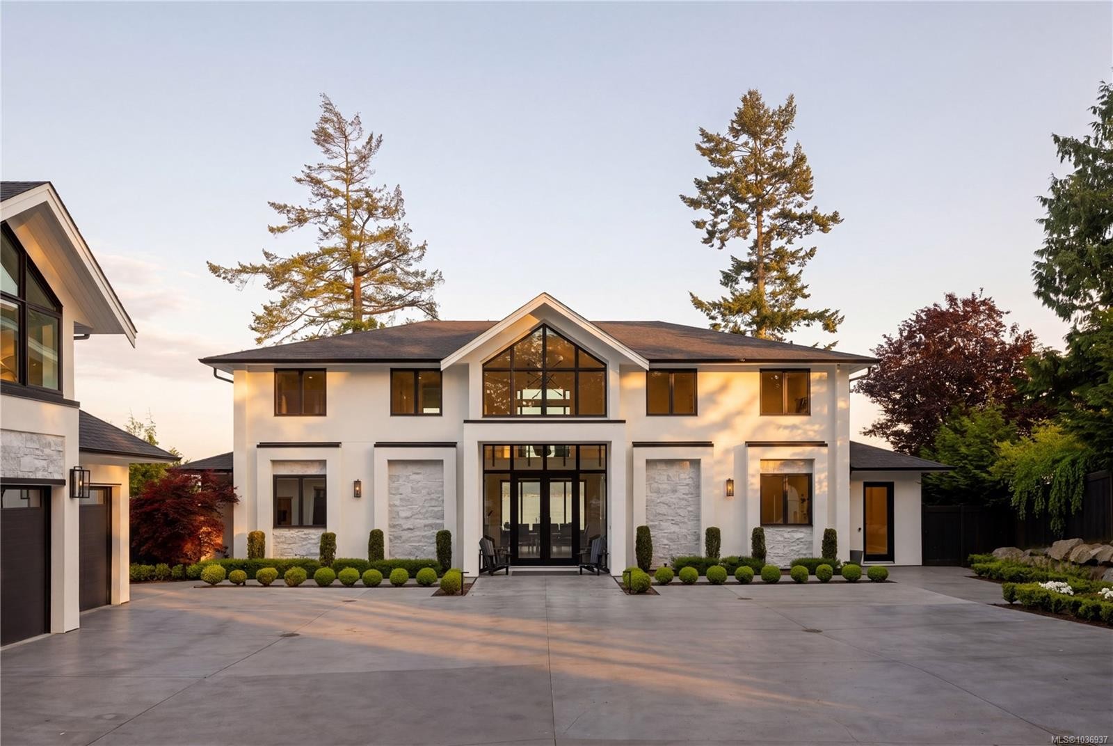 8425 Lochside Dr, Central Saanich, BC