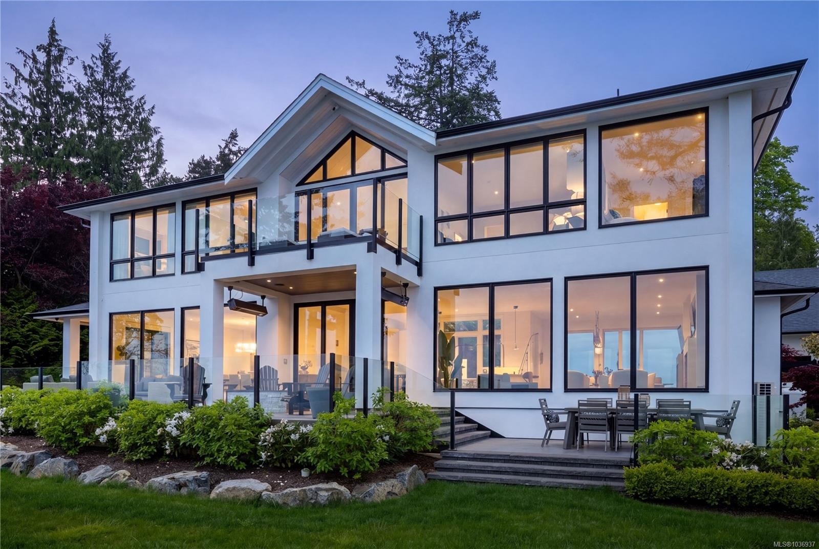 8425 Lochside Dr, Central Saanich, BC