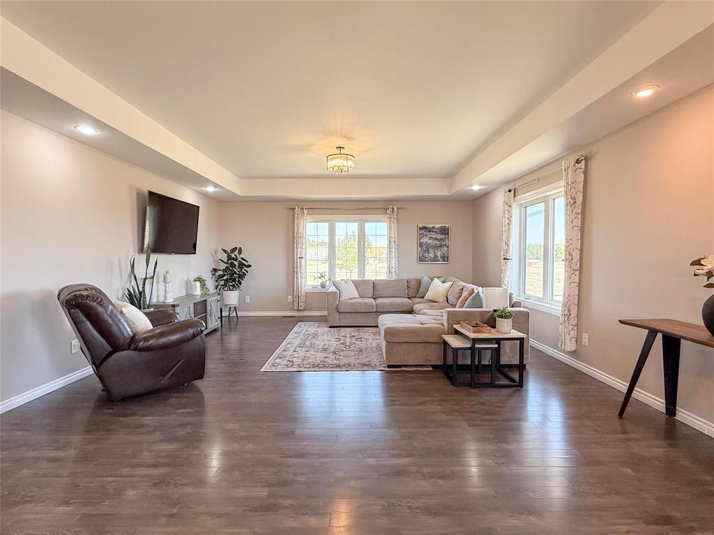348 Hoops Loop Road, Shilo, MB - Indoor Photo Showing Living Room