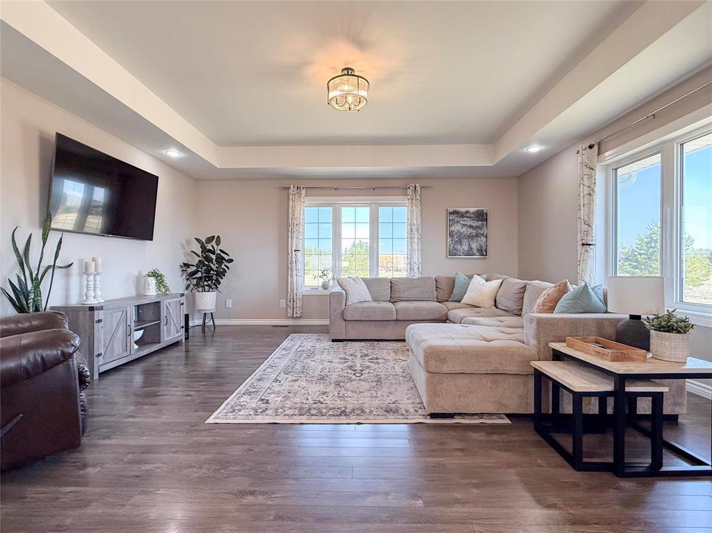 348 Hoops Loop Road, Shilo, MB - Indoor Photo Showing Living Room