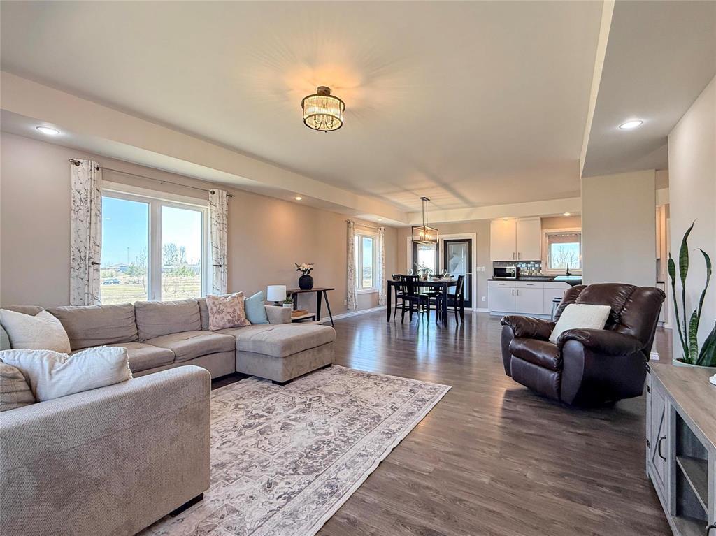 348 Hoops Loop Road, Shilo, MB - Indoor Photo Showing Living Room