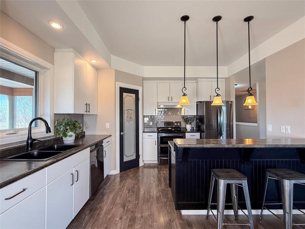 348 Hoops Loop Road, Shilo, MB - Indoor Photo Showing Kitchen With Double Sink With Upgraded Kitchen