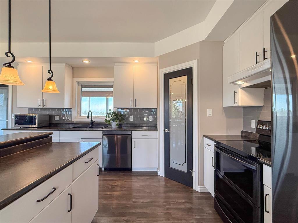 348 Hoops Loop Road, Shilo, MB - Indoor Photo Showing Kitchen