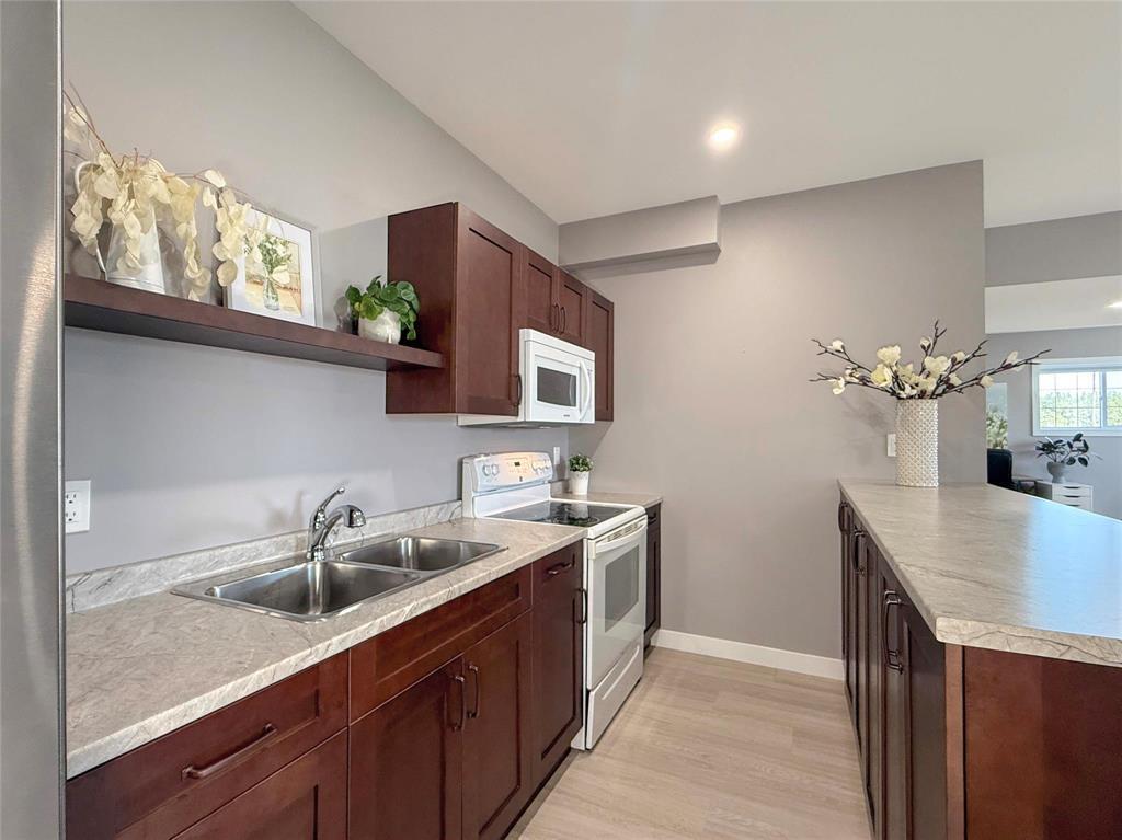 348 Hoops Loop Road, Shilo, MB - Indoor Photo Showing Kitchen With Double Sink
