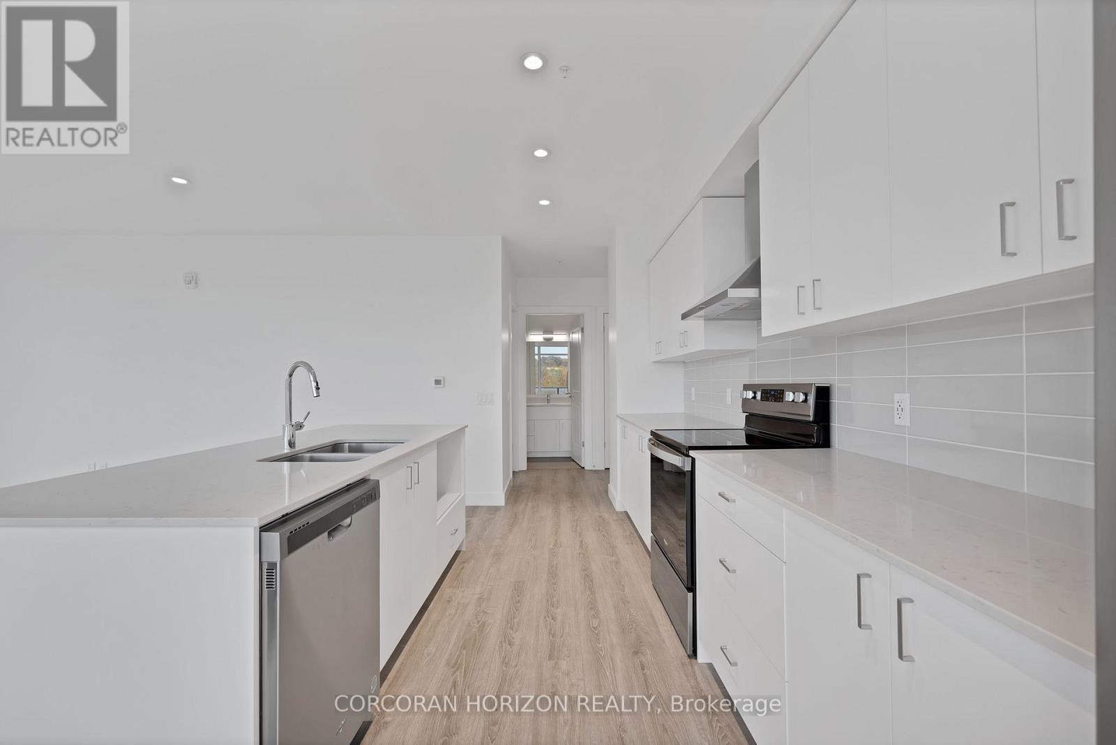 901 - 50 Grand Avenue S, Cambridge, ON - Indoor Photo Showing Kitchen With Double Sink With Upgraded Kitchen