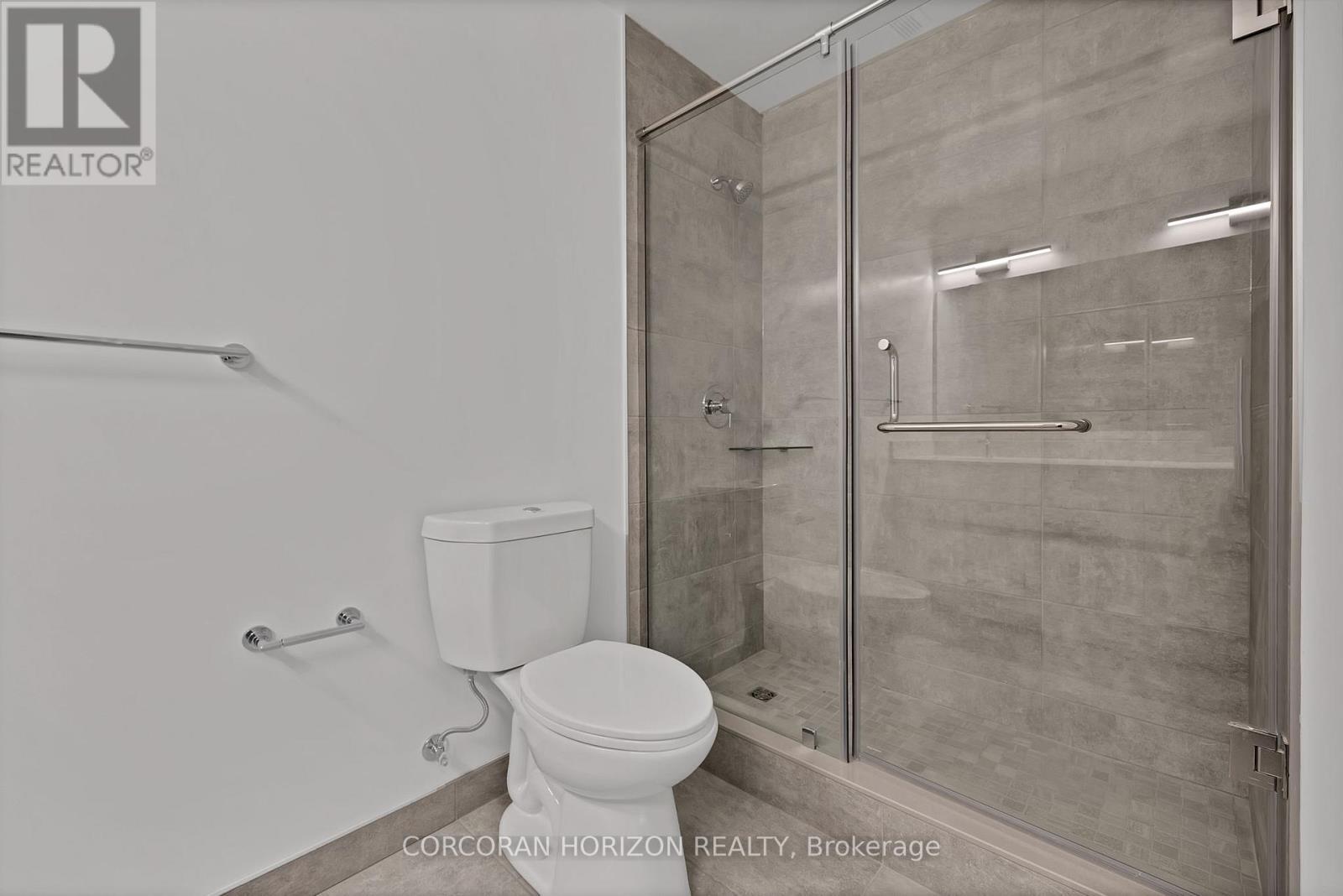 1904 - 15 Glebe Street, Cambridge, ON - Indoor Photo Showing Bathroom