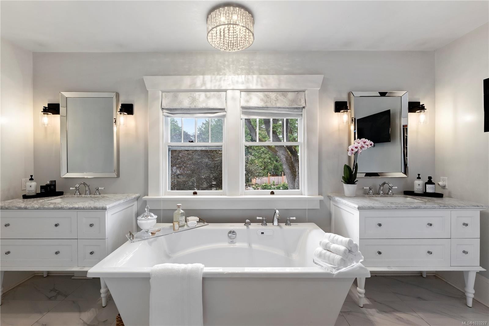 1069 Joan Cres, Victoria, BC