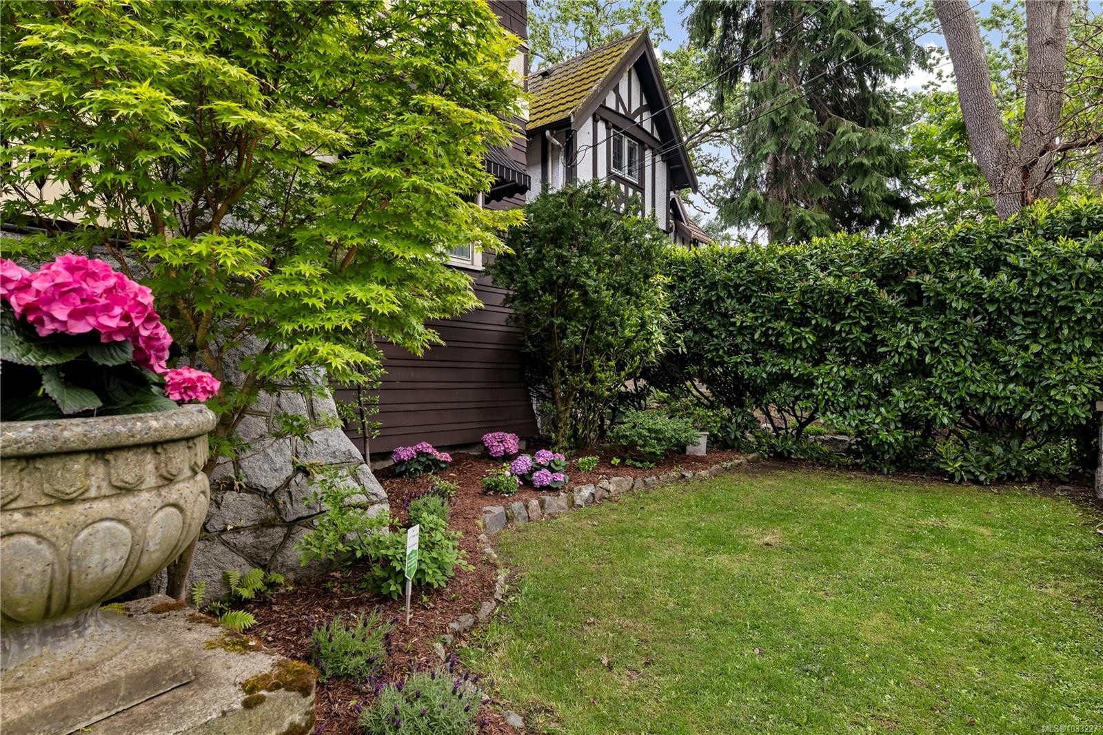 1069 Joan Cres, Victoria, BC