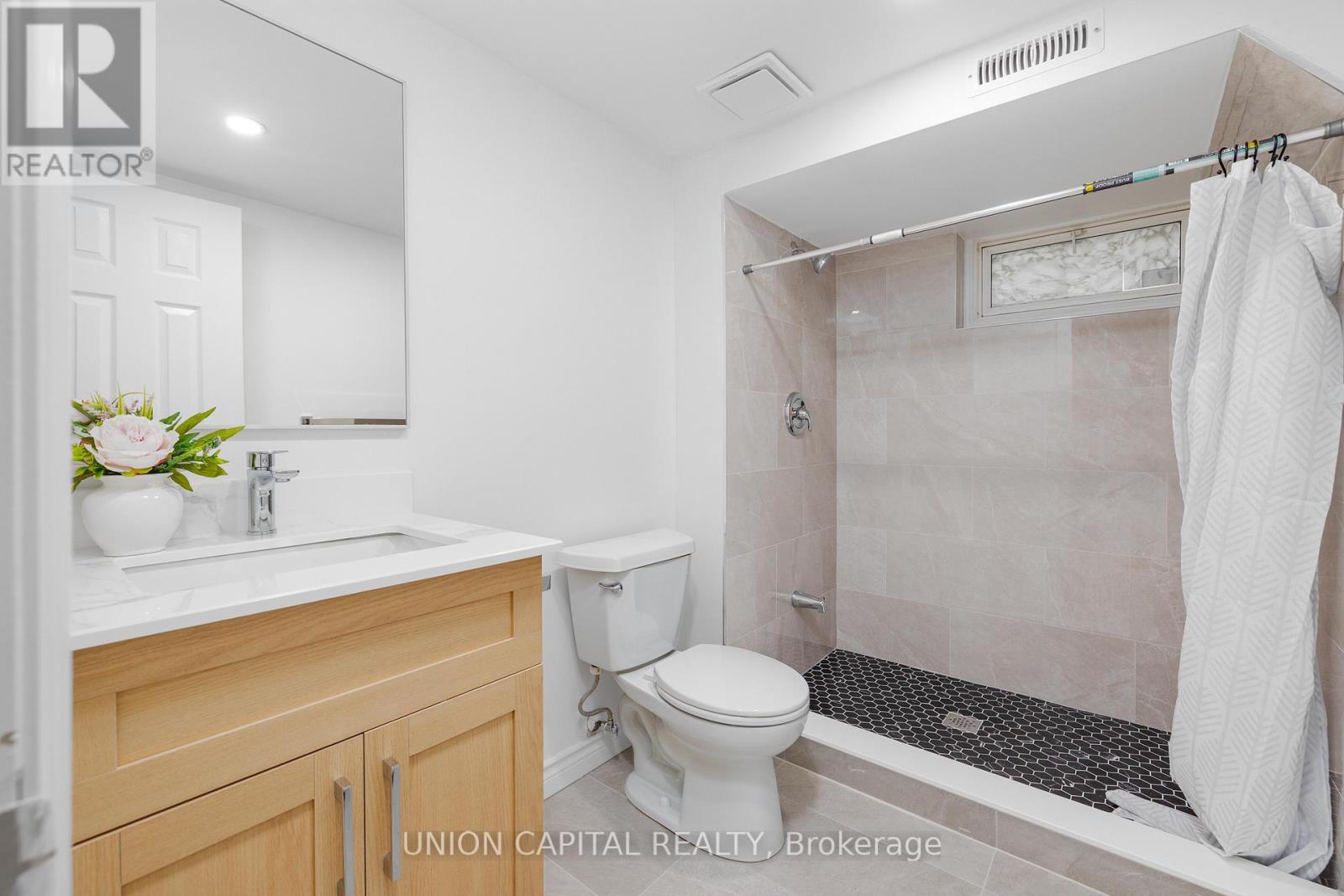 34 Lisburn Crescent, Toronto, ON - Indoor Photo Showing Bathroom