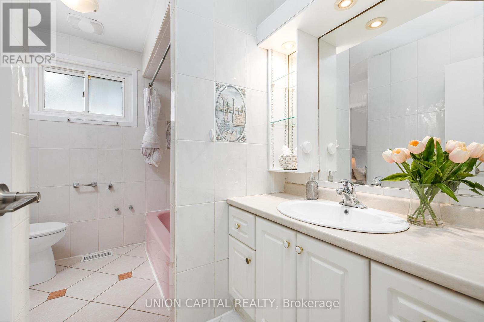 34 Lisburn Crescent, Toronto, ON - Indoor Photo Showing Bathroom