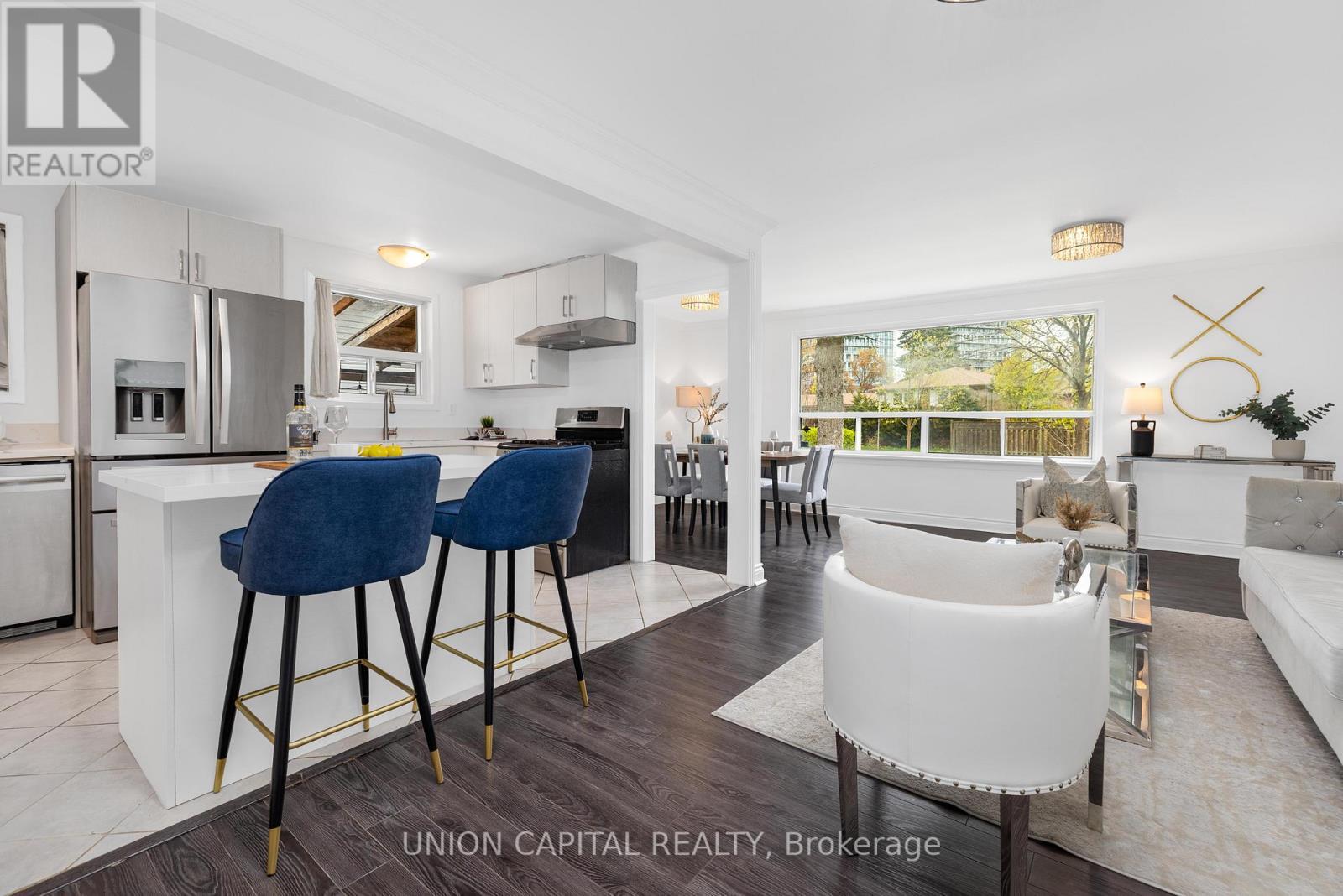 34 Lisburn Crescent, Toronto, ON - Indoor Photo Showing Kitchen With Upgraded Kitchen