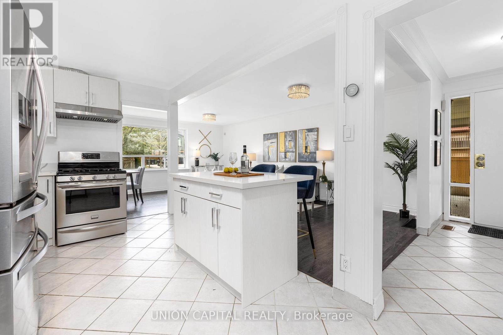 34 Lisburn Crescent, Toronto, ON - Indoor Photo Showing Kitchen With Upgraded Kitchen