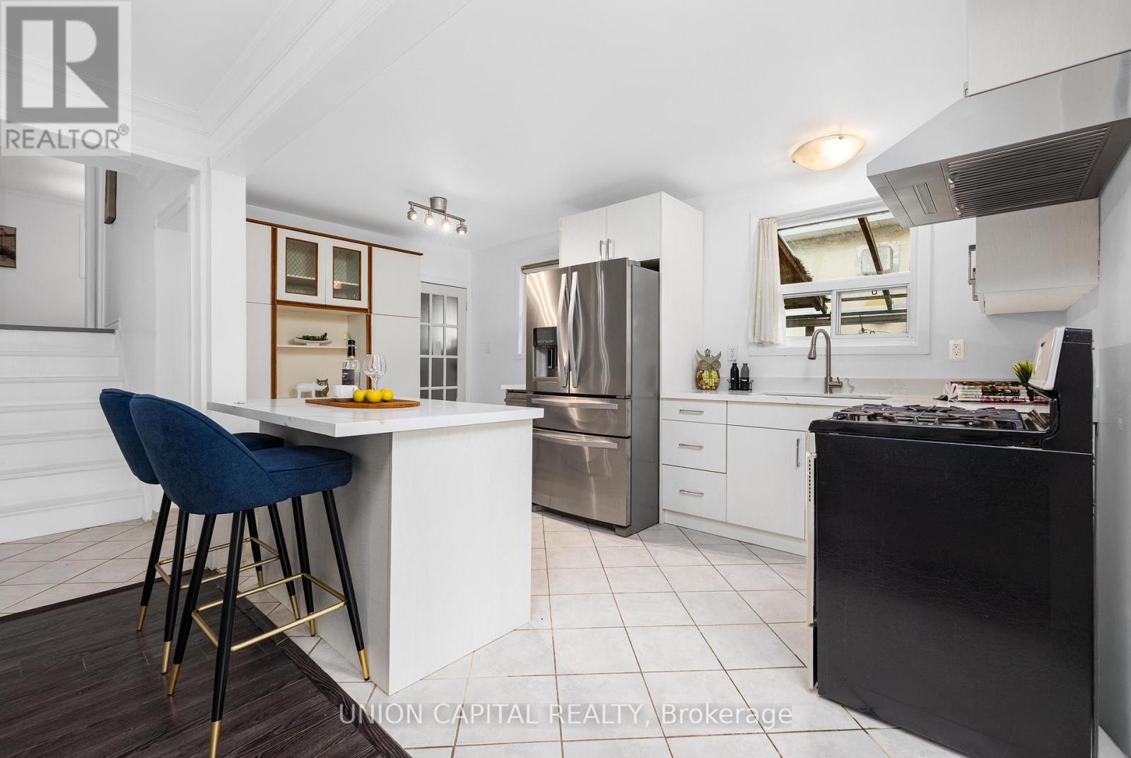 34 Lisburn Crescent, Toronto, ON - Indoor Photo Showing Kitchen With Upgraded Kitchen
