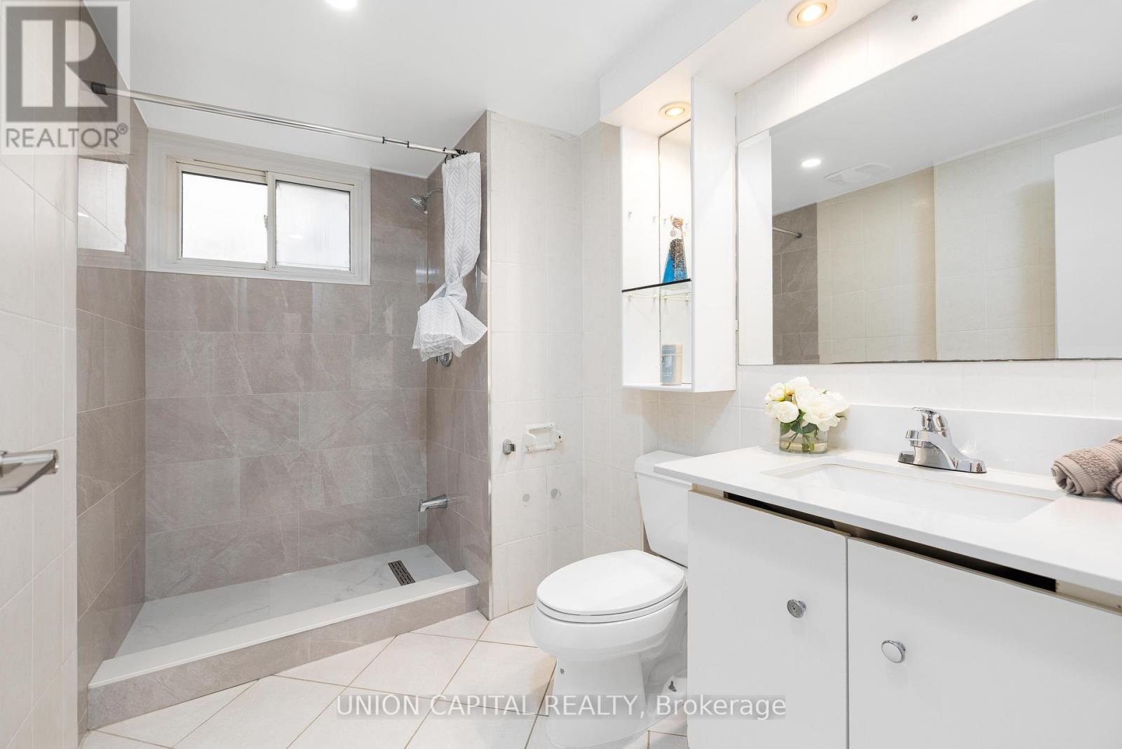 34 Lisburn Crescent, Toronto, ON - Indoor Photo Showing Bathroom