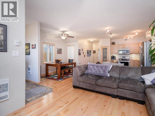 137 Olive May Way, Whitehorse, YT - Indoor Photo Showing Living Room