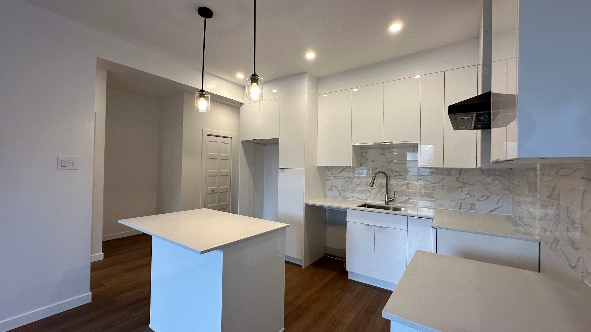 Kitchen - 66 Av. Victoria, Pointe-Claire, QC - Indoor Photo Showing Kitchen With Upgraded Kitchen