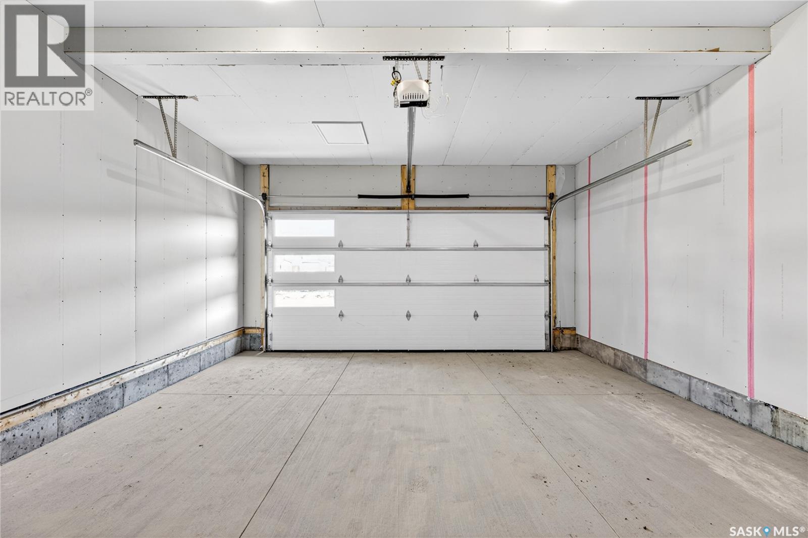 2 830 Brighton Boulevard, Saskatoon, SK - Indoor Photo Showing Garage