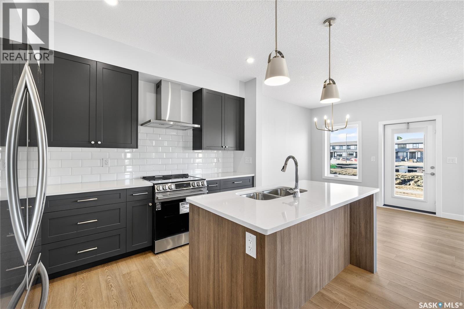 2 830 Brighton Boulevard, Saskatoon, SK - Indoor Photo Showing Kitchen With Double Sink With Upgraded Kitchen