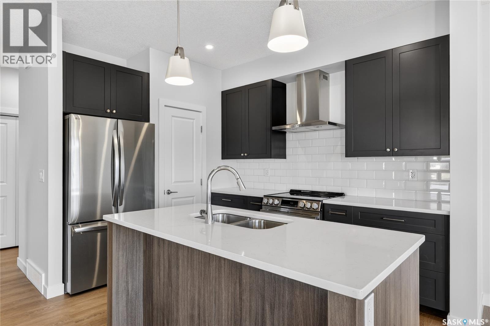 2 830 Brighton Boulevard, Saskatoon, SK - Indoor Photo Showing Kitchen With Double Sink With Upgraded Kitchen