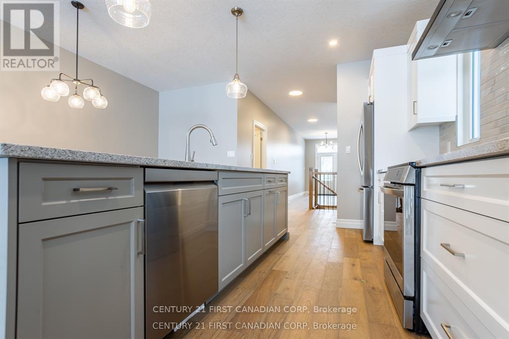 Lot 105 Darwin Crescent, London South (South V), ON - Indoor Photo Showing Kitchen With Upgraded Kitchen