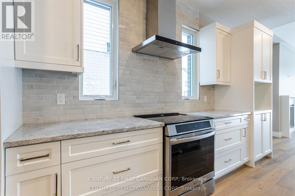 Lot 105 Darwin Crescent, London South (South V), ON - Indoor Photo Showing Kitchen With Upgraded Kitchen