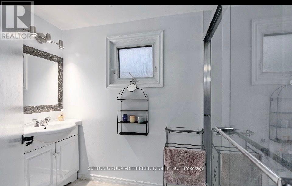 173 Adelaide Street N, London East (East K), ON - Indoor Photo Showing Bathroom