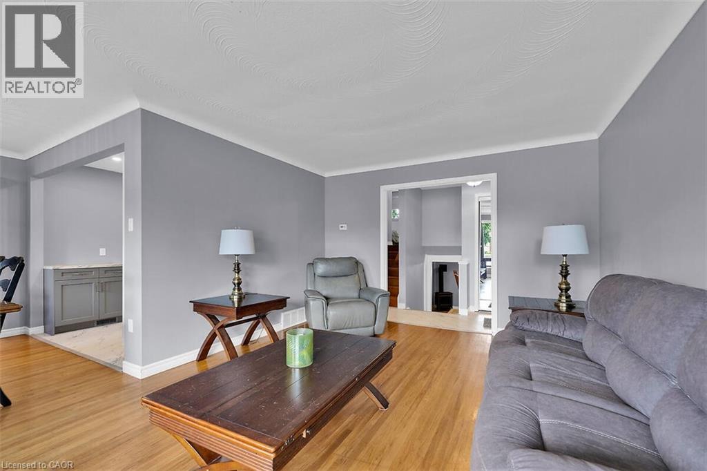 24 Oxford Street, Brantford, ON - Indoor Photo Showing Living Room