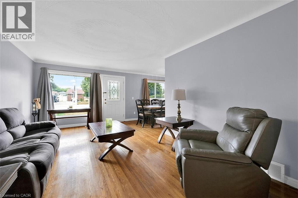 24 Oxford Street, Brantford, ON - Indoor Photo Showing Living Room