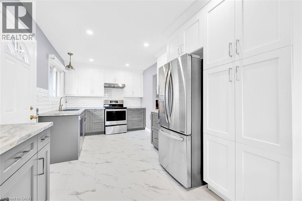 24 Oxford Street, Brantford, ON - Indoor Photo Showing Kitchen With Upgraded Kitchen