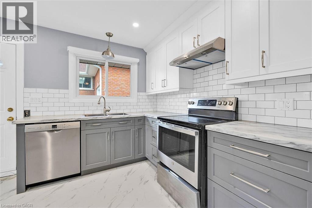 24 Oxford Street, Brantford, ON - Indoor Photo Showing Kitchen With Upgraded Kitchen