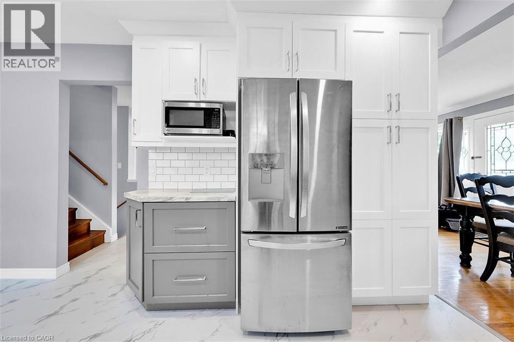 24 Oxford Street, Brantford, ON - Indoor Photo Showing Kitchen