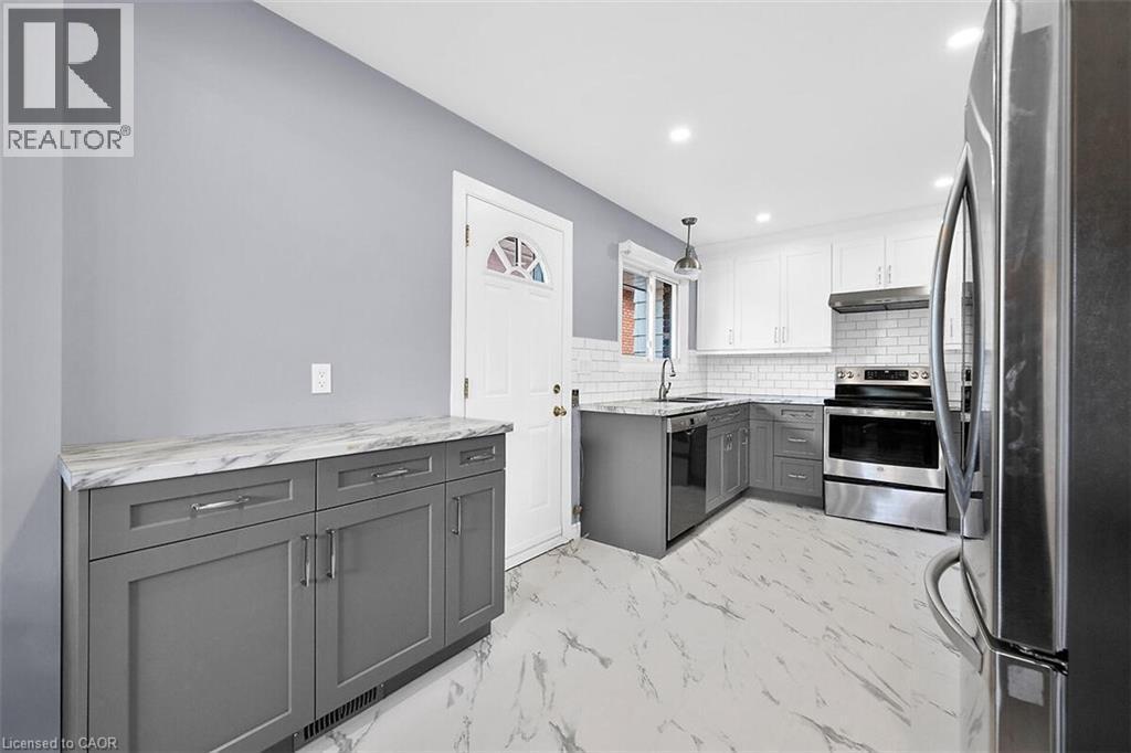 24 Oxford Street, Brantford, ON - Indoor Photo Showing Kitchen With Upgraded Kitchen
