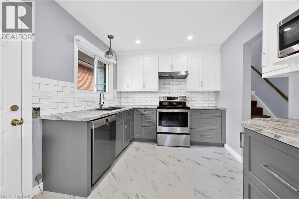 24 Oxford Street, Brantford, ON - Indoor Photo Showing Kitchen With Upgraded Kitchen