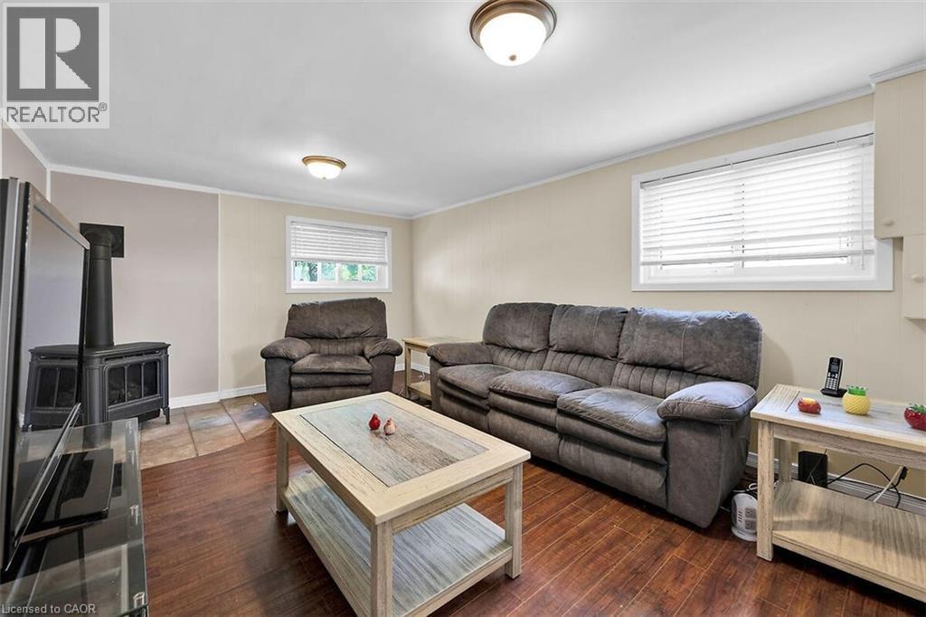 24 Oxford Street, Brantford, ON - Indoor Photo Showing Living Room