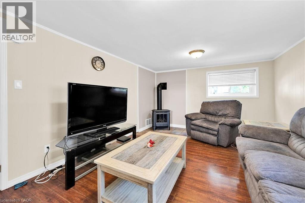 24 Oxford Street, Brantford, ON - Indoor Photo Showing Living Room With Fireplace