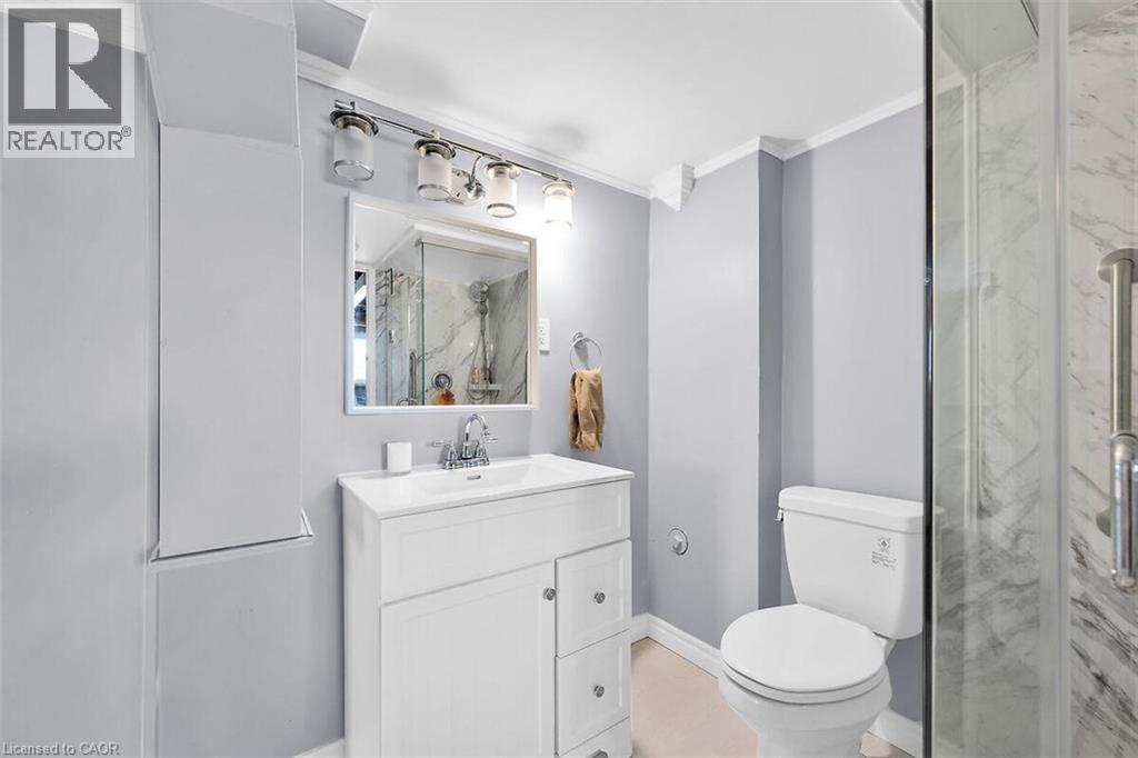24 Oxford Street, Brantford, ON - Indoor Photo Showing Bathroom