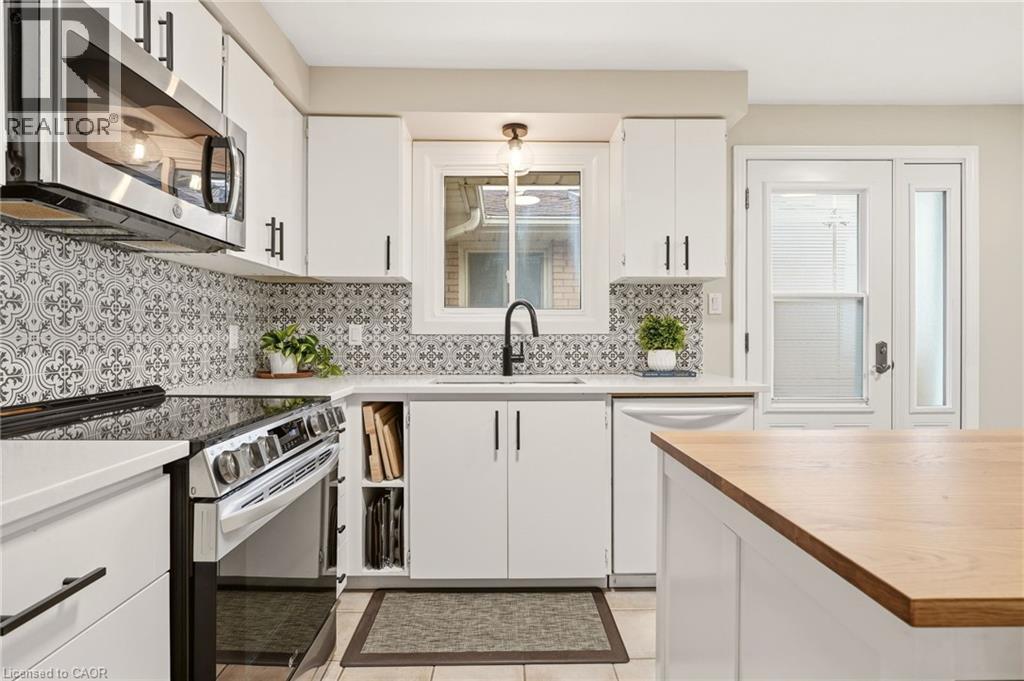 3452 Caplan Crescent, Burlington, ON - Indoor Photo Showing Kitchen With Upgraded Kitchen