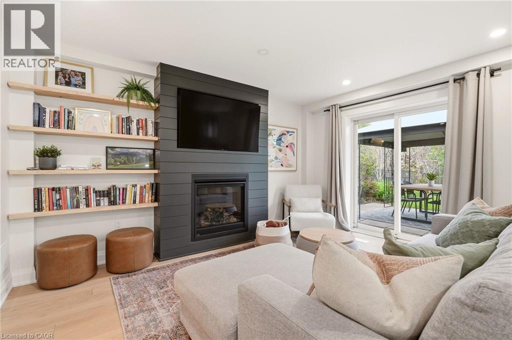 3452 Caplan Crescent, Burlington, ON - Indoor Photo Showing Living Room With Fireplace