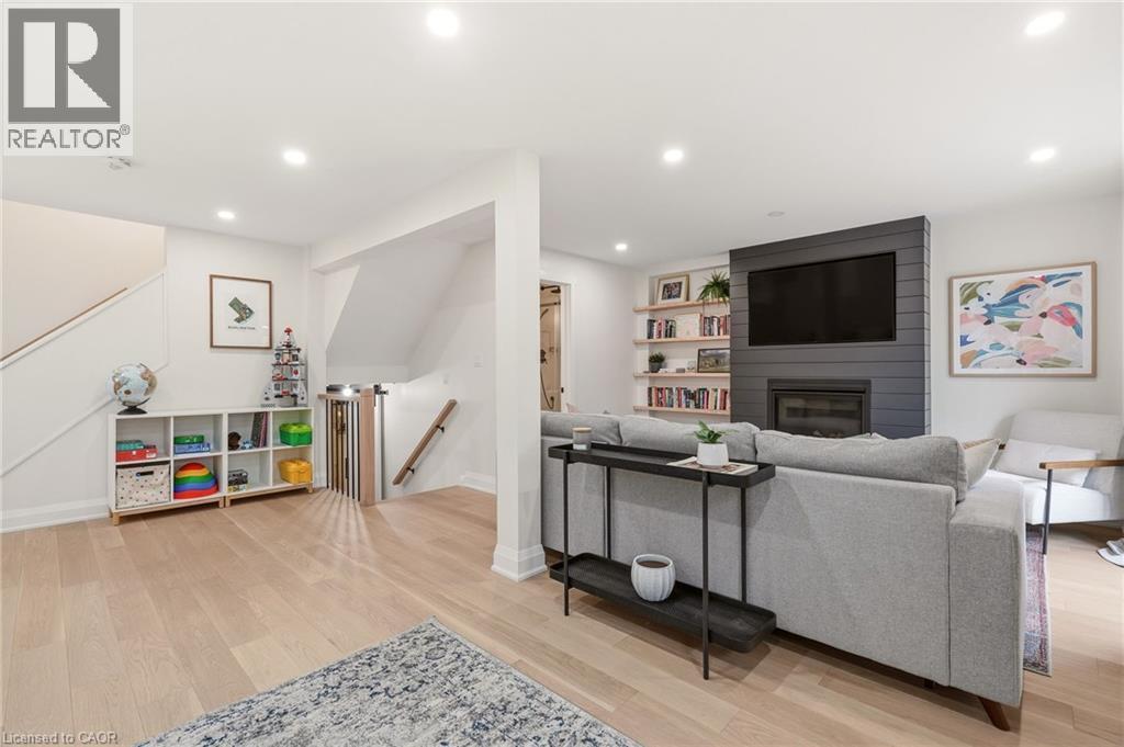 3452 Caplan Crescent, Burlington, ON - Indoor Photo Showing Living Room With Fireplace