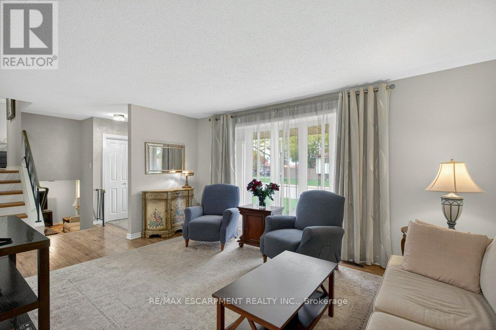 4 Camelot Drive, Hamilton, ON - Indoor Photo Showing Living Room