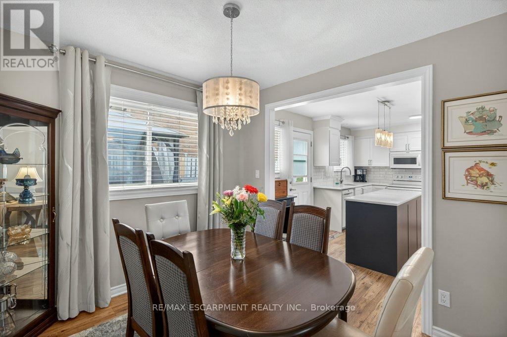 4 Camelot Drive, Hamilton, ON - Indoor Photo Showing Dining Room