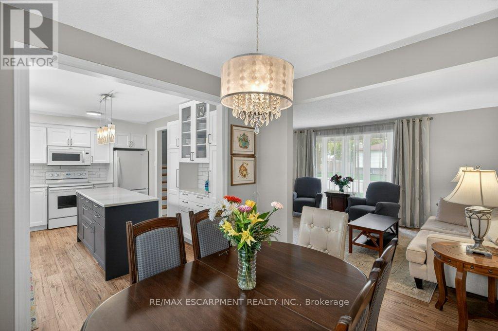 4 Camelot Drive, Hamilton, ON - Indoor Photo Showing Dining Room