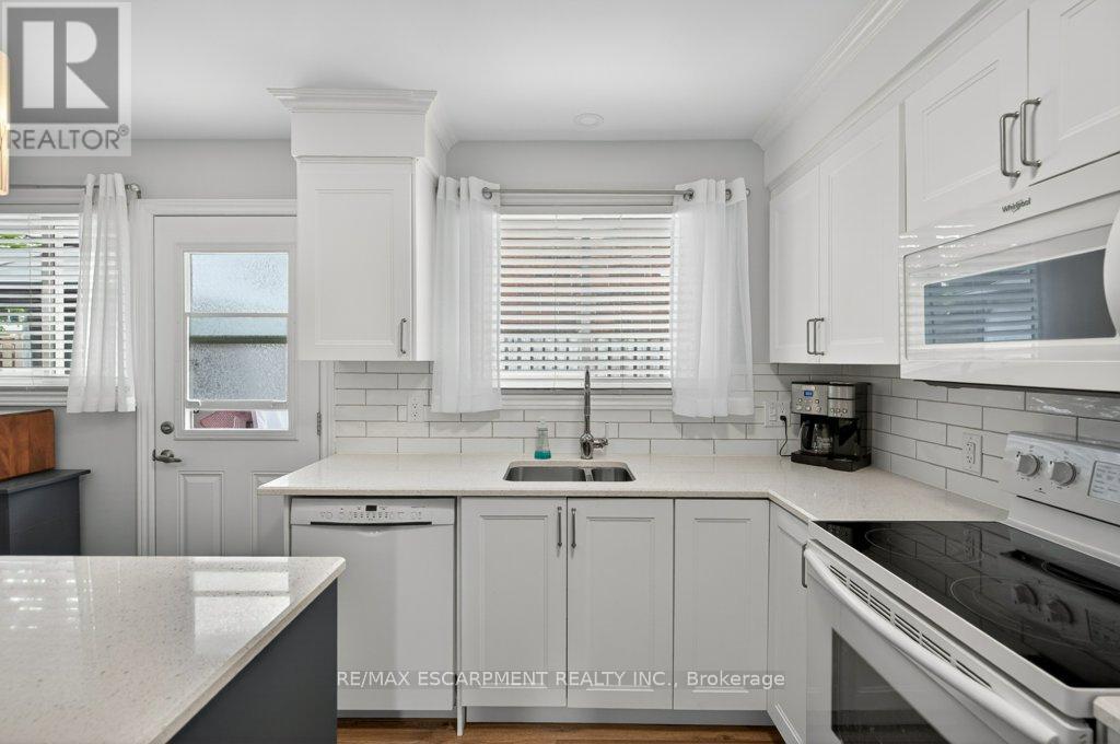 4 Camelot Drive, Hamilton, ON - Indoor Photo Showing Kitchen With Upgraded Kitchen