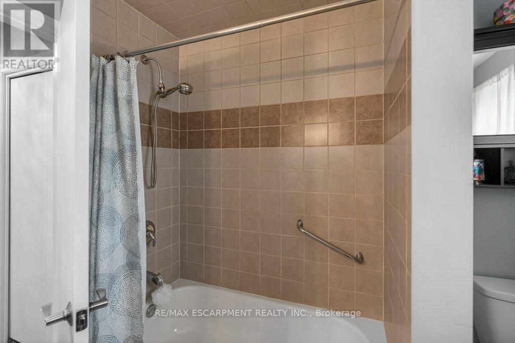 4 Camelot Drive, Hamilton, ON - Indoor Photo Showing Bathroom