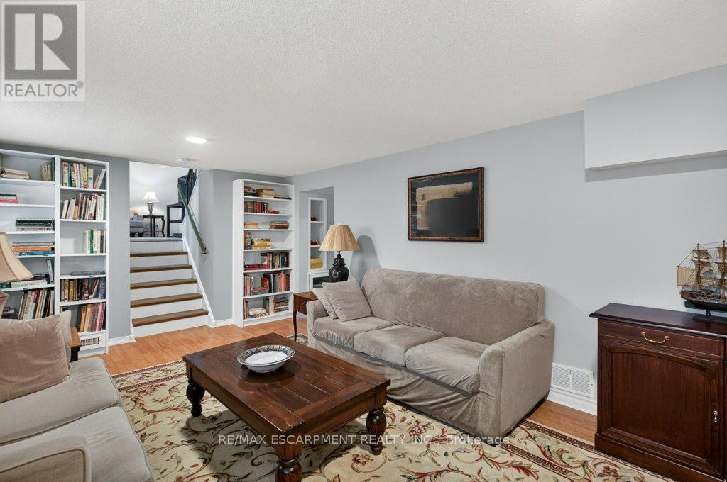 4 Camelot Drive, Hamilton, ON - Indoor Photo Showing Living Room