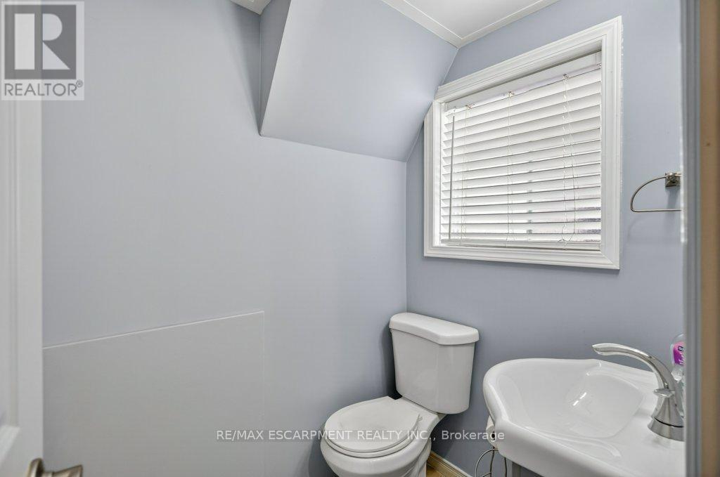 4 Camelot Drive, Hamilton, ON - Indoor Photo Showing Bathroom