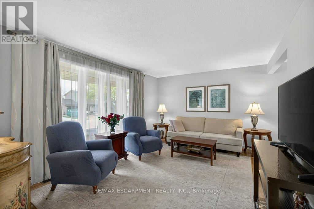 4 Camelot Drive, Hamilton, ON - Indoor Photo Showing Living Room