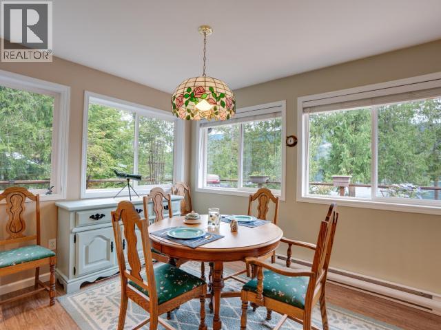 10826 Mariners Way, Powell River, BC - Indoor Photo Showing Dining Room