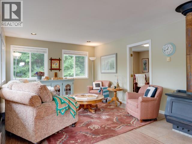 10826 Mariners Way, Powell River, BC - Indoor Photo Showing Living Room