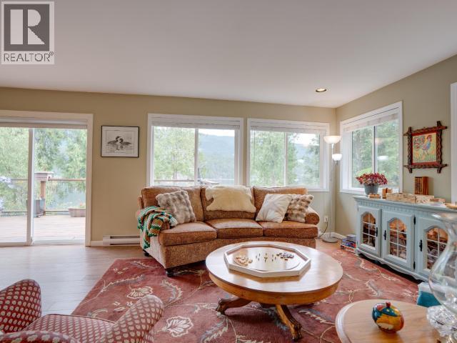 10826 Mariners Way, Powell River, BC - Indoor Photo Showing Living Room